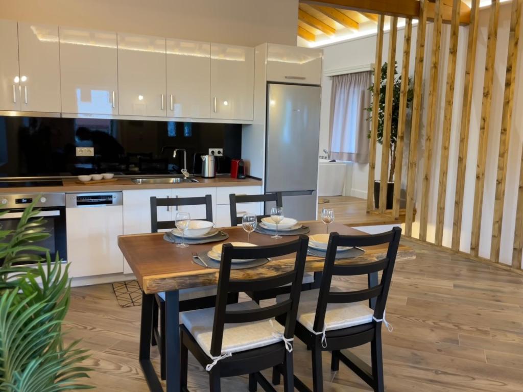 Kuchyň nebo kuchyňský kout v ubytování Goninos Jacuzzi Suite