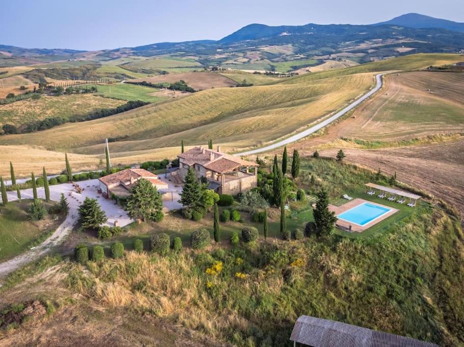 een luchtzicht op een landgoed met een zwembad bij Agriturismo I Savelli in Castiglione dʼOrcia