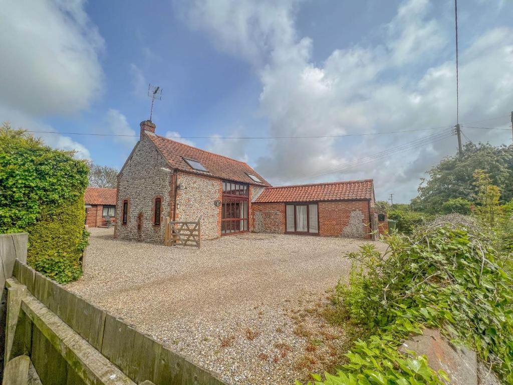 an old brick house with a gravel driveway at Meadow Barn - stunning Norfolk holiday home sleeping 8 - under 3 miles to the coast in Knapton