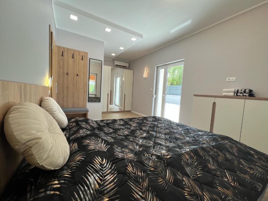 1 dormitorio con 1 cama grande y edredón blanco y negro en Villa Chiara Piemonte en San Salvatore Monferrato