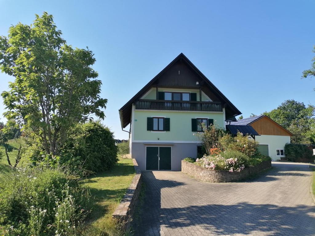 una casa blanca con techo negro en Einfamilienhaus am Land Ortsteil Mellach nähe Graz, en Mellach
