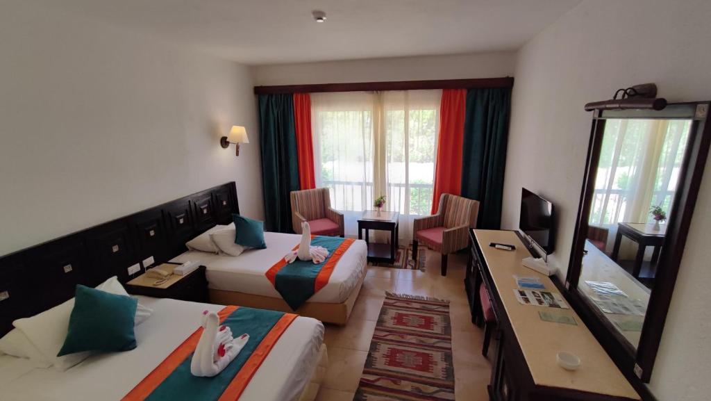 TV a/nebo společenská místnost v ubytování Turquoise Beach Hotel