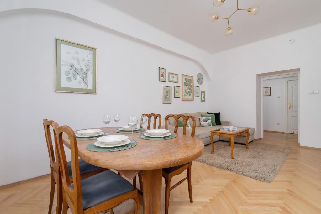 آپارتمان جادار یکپارچهسازی با سیستمعامل در مرکز کراکوف توسط اجاره کنندگان Noclegi - Spacious Retro Apartment in the Center of Cracow by Noclegi Renters، آپارتمان جادار یکپارچهسازی با سیستمعامل در مرکز کراکوف توسط اجاره کنندگان Noclegi