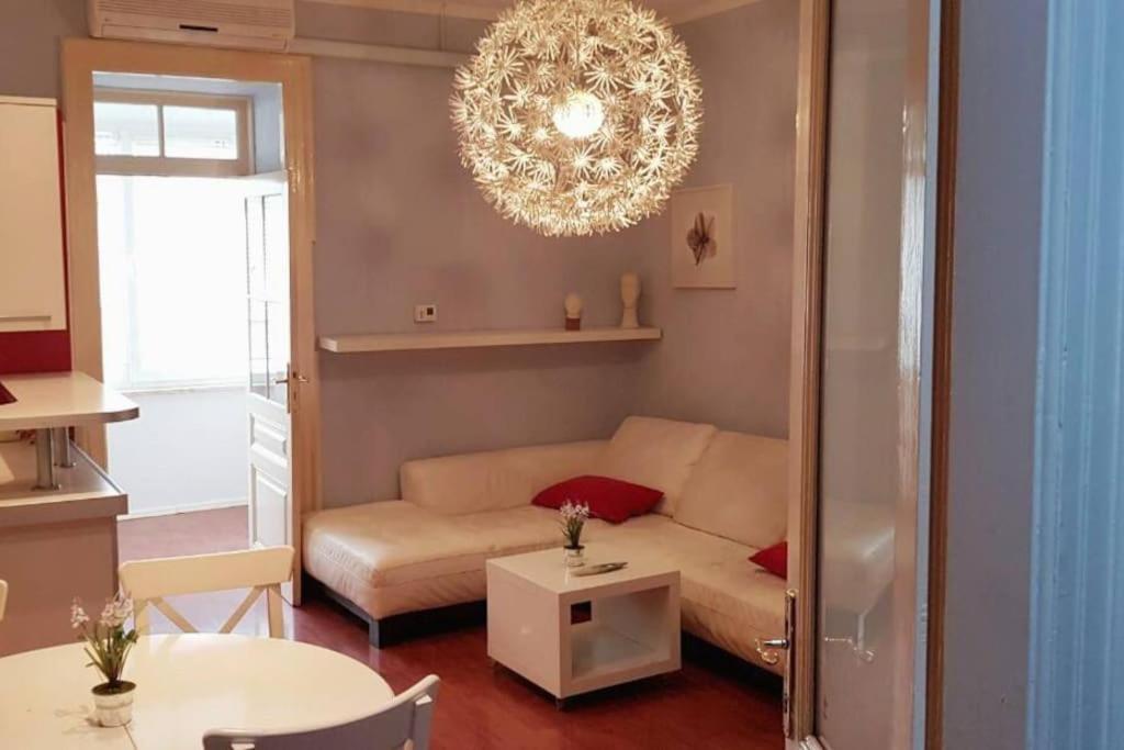 Jurišići的住宿－Lavender J.M.，带沙发和吊灯的客厅