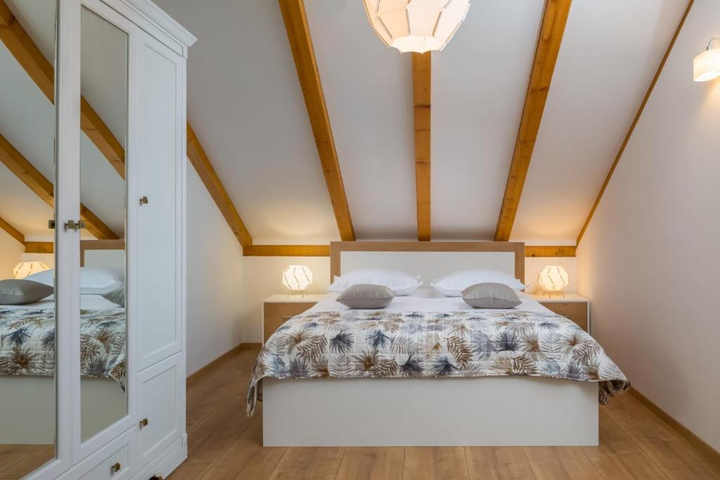 um quarto com uma cama num sótão em Villa Giardino em Drinovci