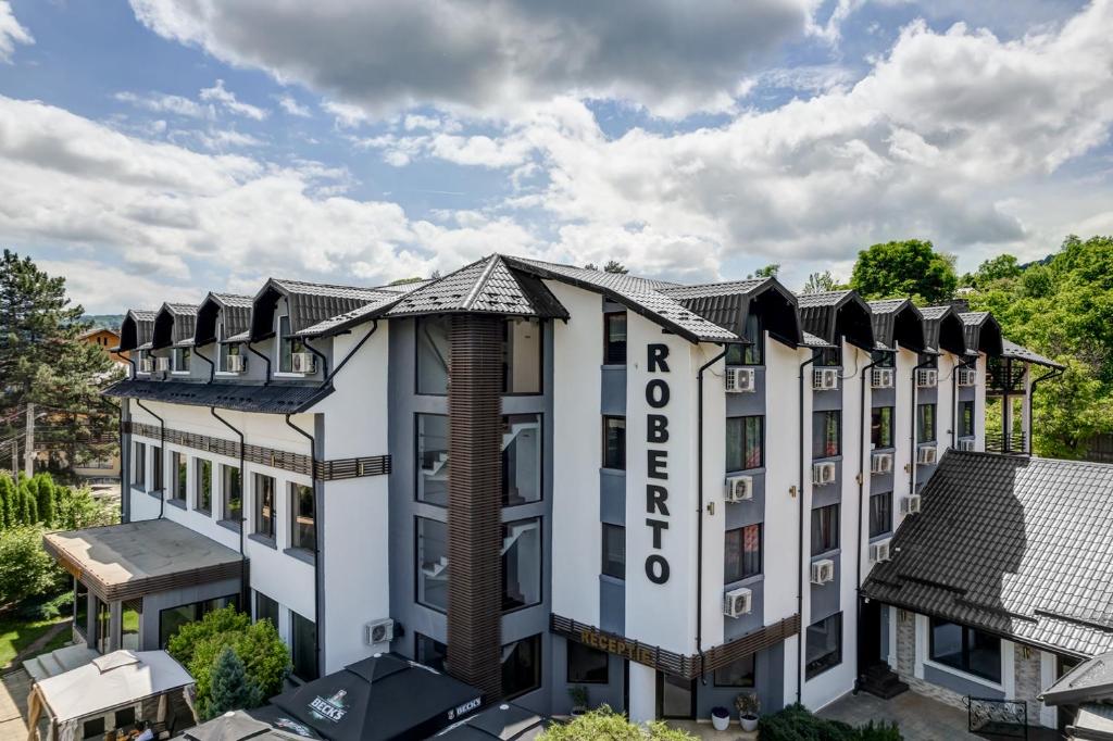 斯勒尼克的住宿－Hotel Roberto Slanic Prahova，享有酒店空中景致