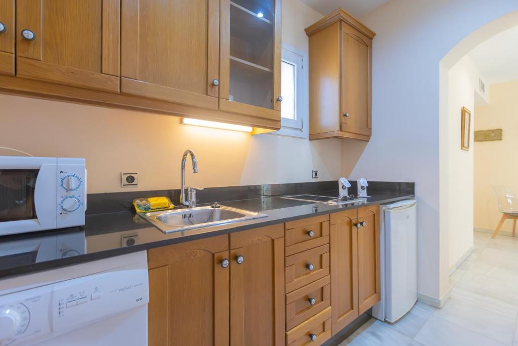 A kitchen or kitchenette at Apartamentos Soho Boutique Vistahermosa