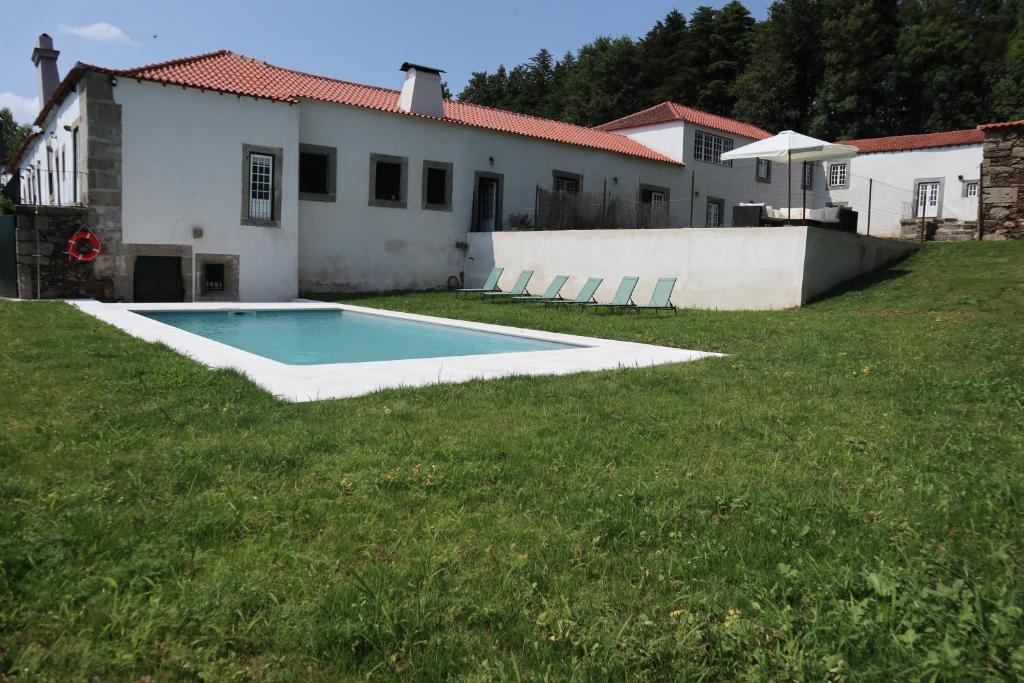 una piscina nel cortile di una casa di Casa de Simaens a Felgueiras