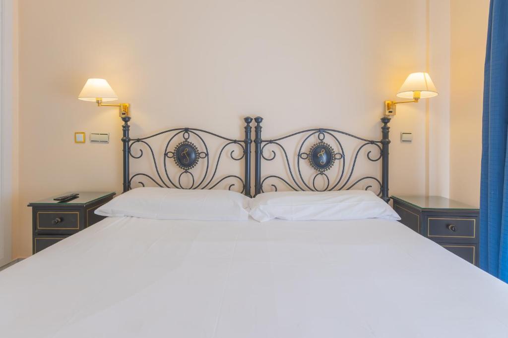 A bed or beds in a room at Apartamentos Soho Boutique Vistahermosa