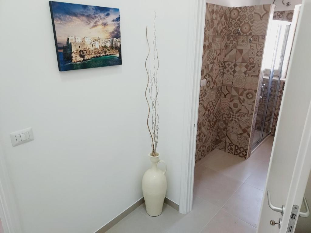 a white vase sitting on the floor in a hallway at Villa Capitani in Torre Canne