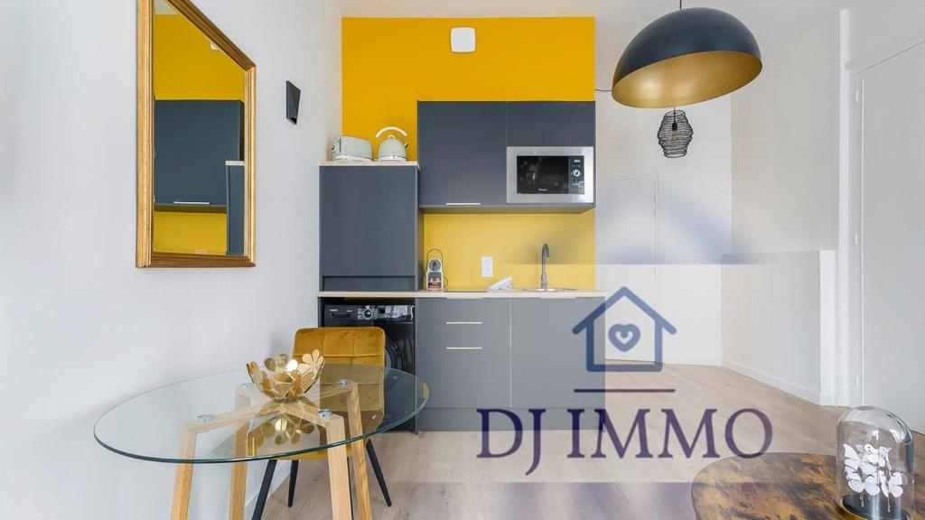 - une cuisine avec une table en verre dans une pièce dans l'établissement Appartements Lyon 3, à Lyon