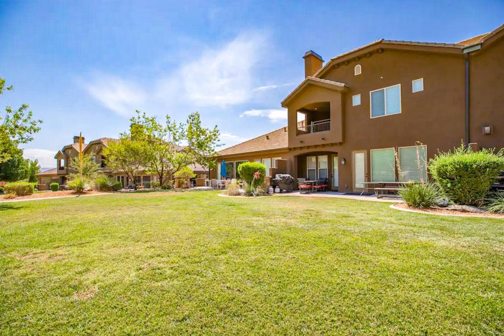 ein großes Haus mit einem Garten davor in der Unterkunft Coral Ridge Retreat in Washington