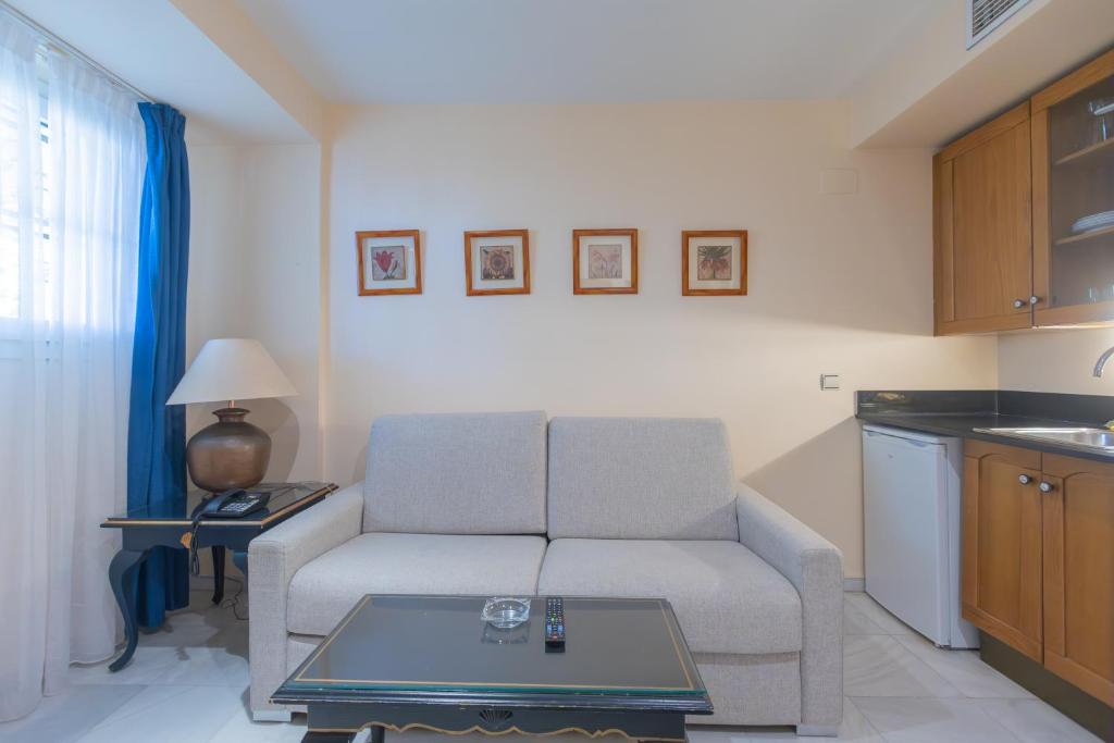A kitchen or kitchenette at Apartamentos Soho Boutique Vistahermosa
