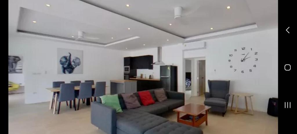 TV a/nebo společenská místnost v ubytování Kadena Villa