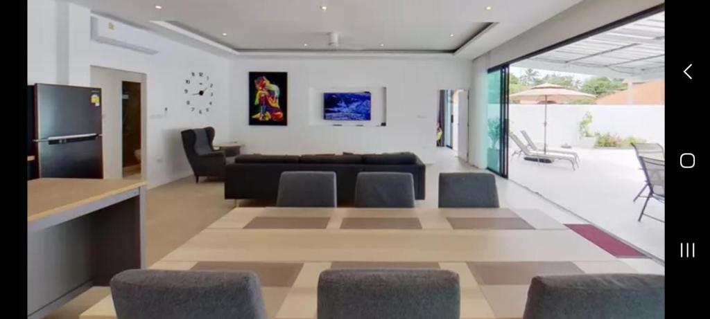 TV a/nebo společenská místnost v ubytování Kadena Villa