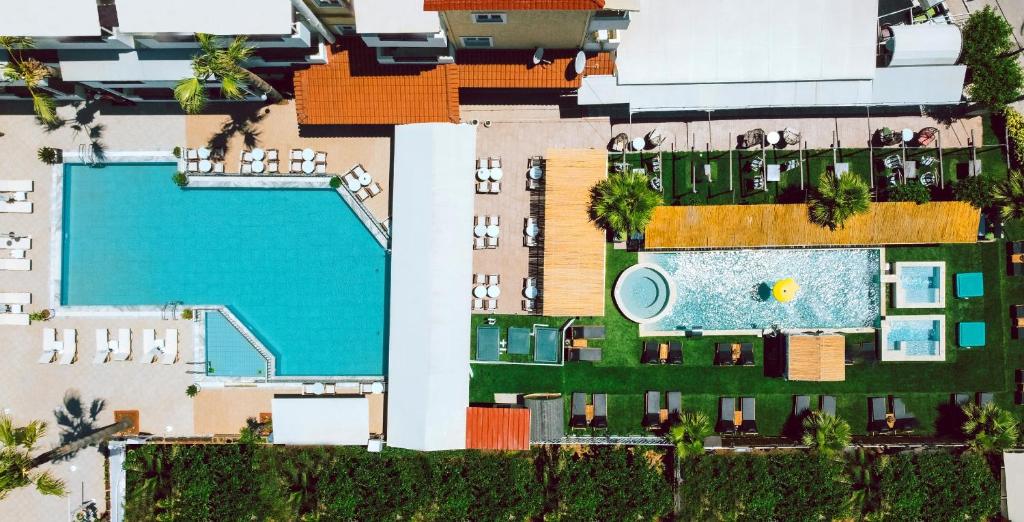 uma vista aérea de um resort com uma piscina em Despina Aparthotel by Philoxenia Hotel & SPA em Malia