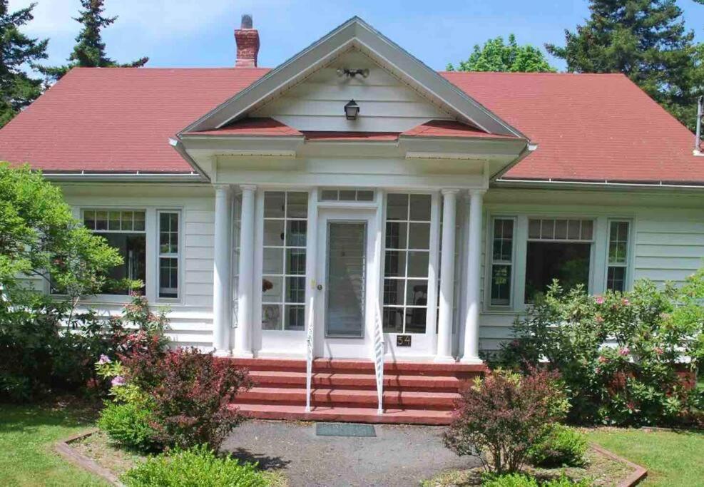 uma casa branca com um telhado vermelho em Quiet Tannersville Home on Golf Course 1.8 Acres em Tannersville