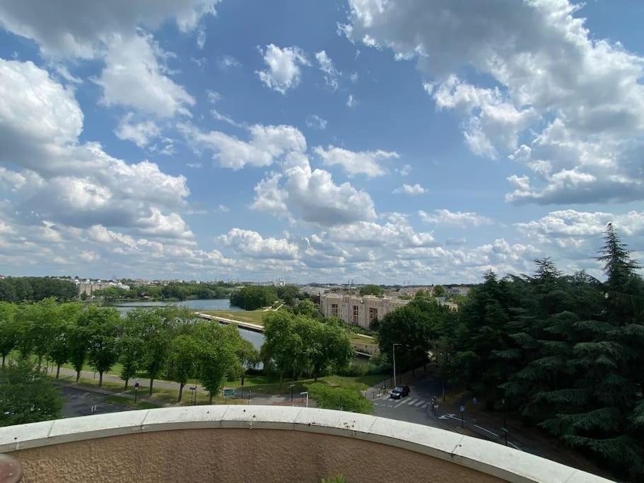 uma vista para um rio e um céu com nuvens em Belle vue de Lognes- 15min Disney/ 5min gare / Parking gratuit em Lognes