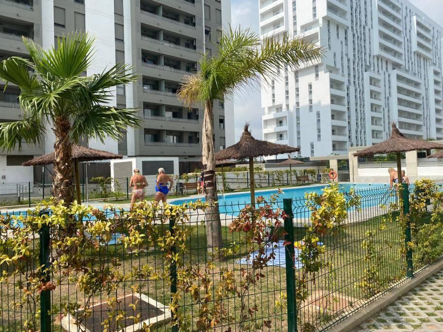 una piscina con ombrelloni e persone in un resort di Hermoso apartamento a Valencia
