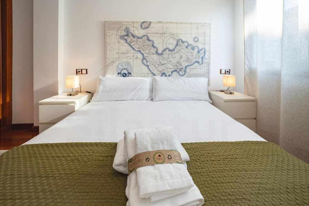Un pat sau paturi într-o cameră la Piles Garden Apartamento