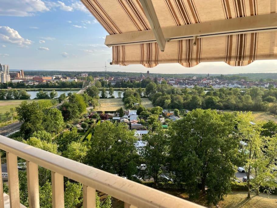 uma vista para a cidade a partir de uma varanda em Charmante Ferienwohnung mit Klimaanlage ! em Mainaschaff