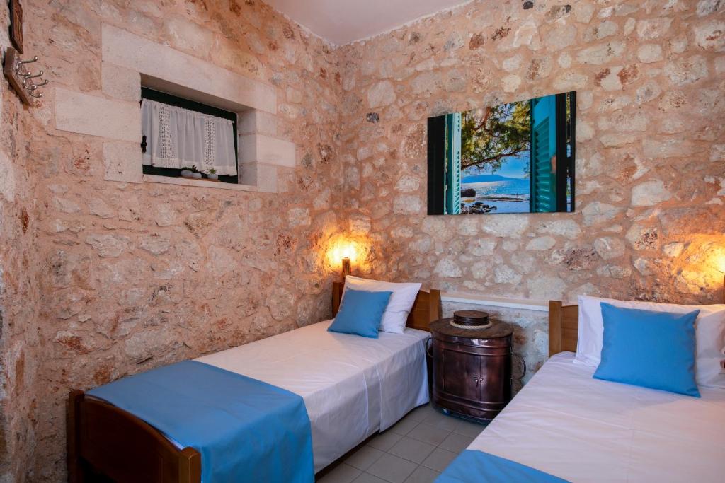a room with two beds and two windows at Villa Melodia in Vamos