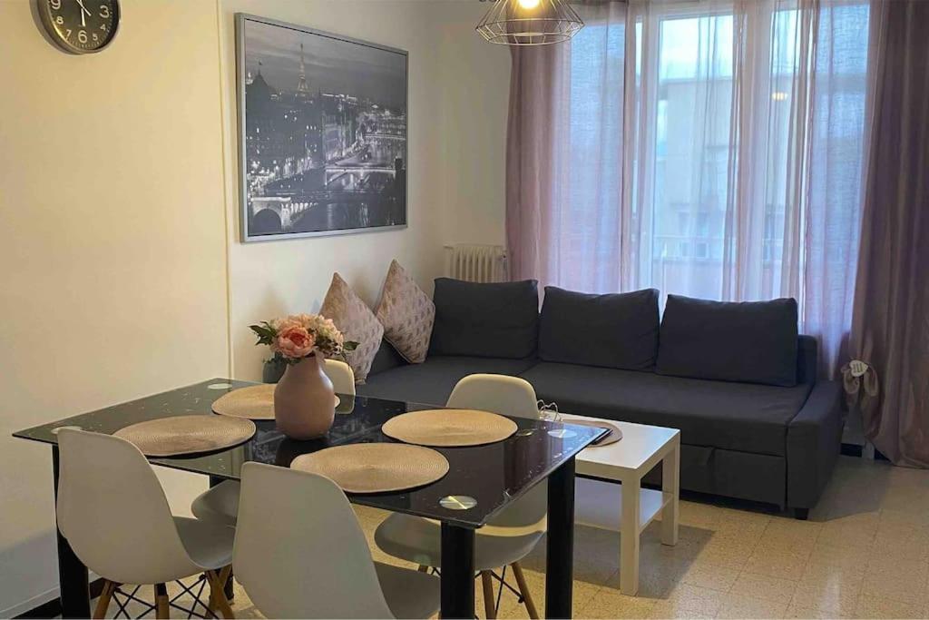 uma sala de estar com um sofá, uma mesa e cadeiras em Appartement T4 à deux pas de la gare St Charles em Marselha