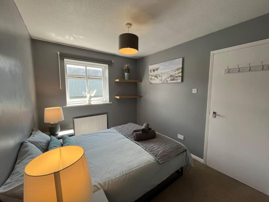 een slaapkamer met een bed met een teddybeer erop bij Bright one bed apartment with free parking in Brighton & Hove