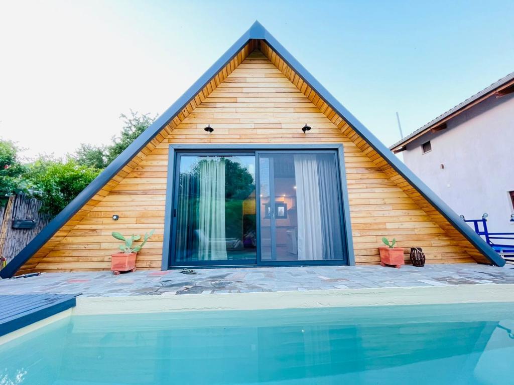 Bazén v ubytování Unique wooden villa with pool nebo v jeho okolí