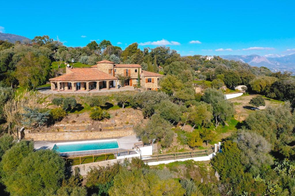 Bazén v ubytovaní La Villa Deluxe une propriété d'Exception sur les hauteurs d'Ajaccio alebo v jeho blízkosti