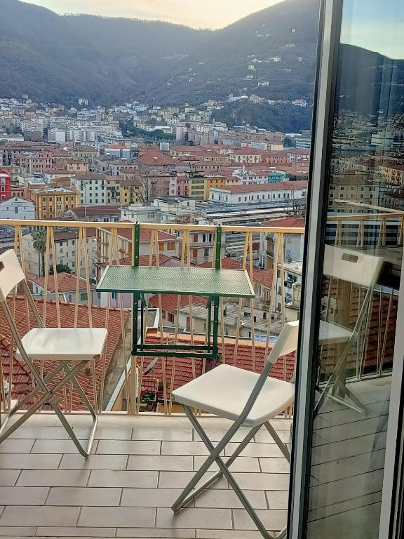 Vista generica sulle montagne o vista sulle montagne dall'interno dell'appartamento