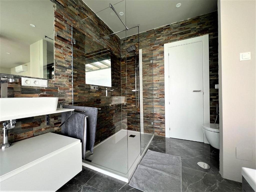 A bathroom at Villa Altea Gales