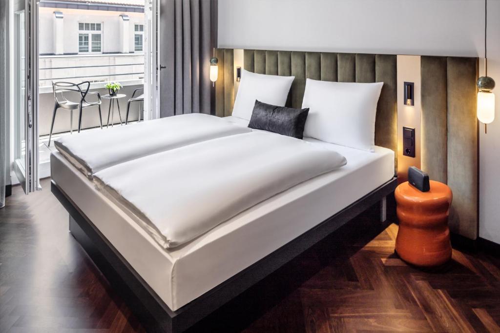 Postel nebo postele na pokoji v ubytování AMANO Home Leipzig