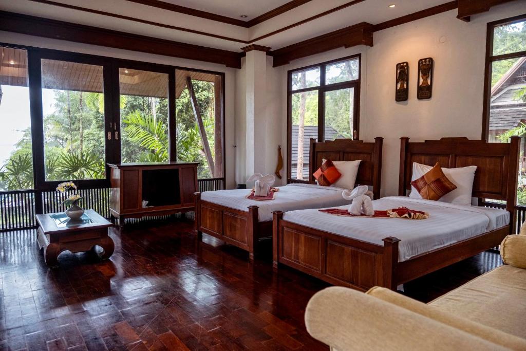 Postel nebo postele na pokoji v ubytování Kooncharaburi Resort - Koh Chang