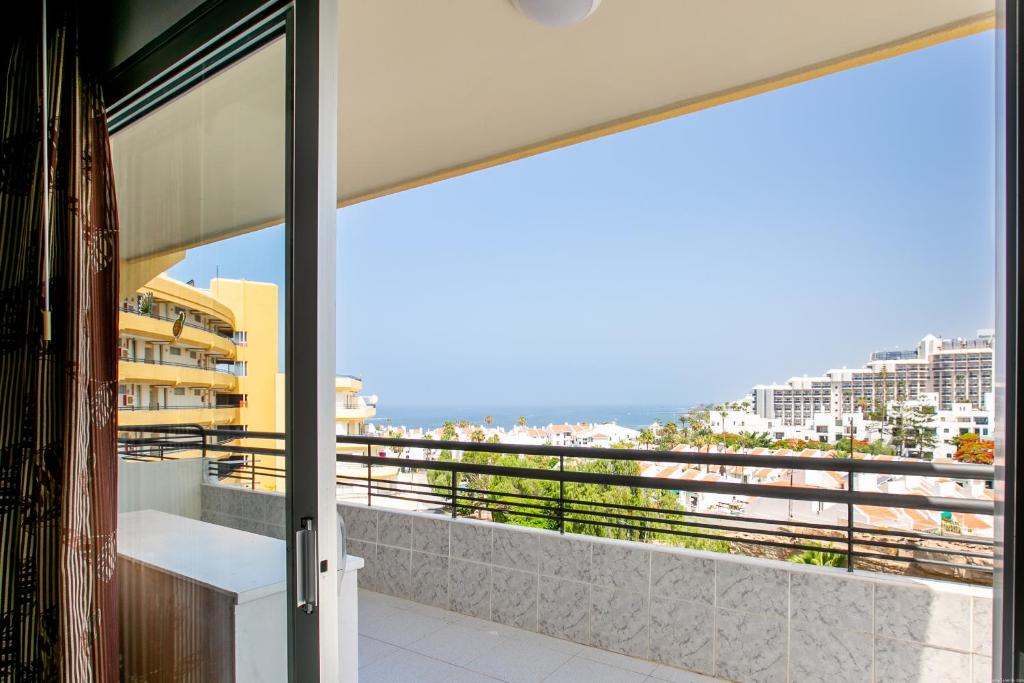 En balkon eller terrasse på Fabulous new 2 bedroom apartment in Costa Adeje