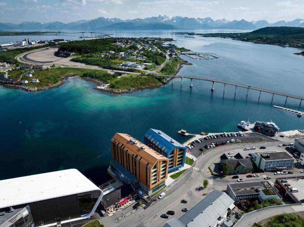 una vista aérea de una ciudad y un puente sobre el agua en Quality Hotel Richard With en Stokmarknes