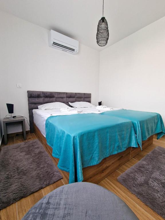 Postel nebo postele na pokoji v ubytování 4 GENTLEMEN VILLAS with private jacuzzi