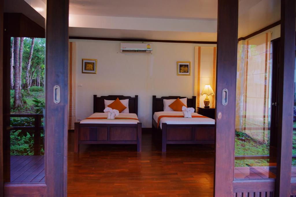Postel nebo postele na pokoji v ubytování Kooncharaburi Resort - Koh Chang