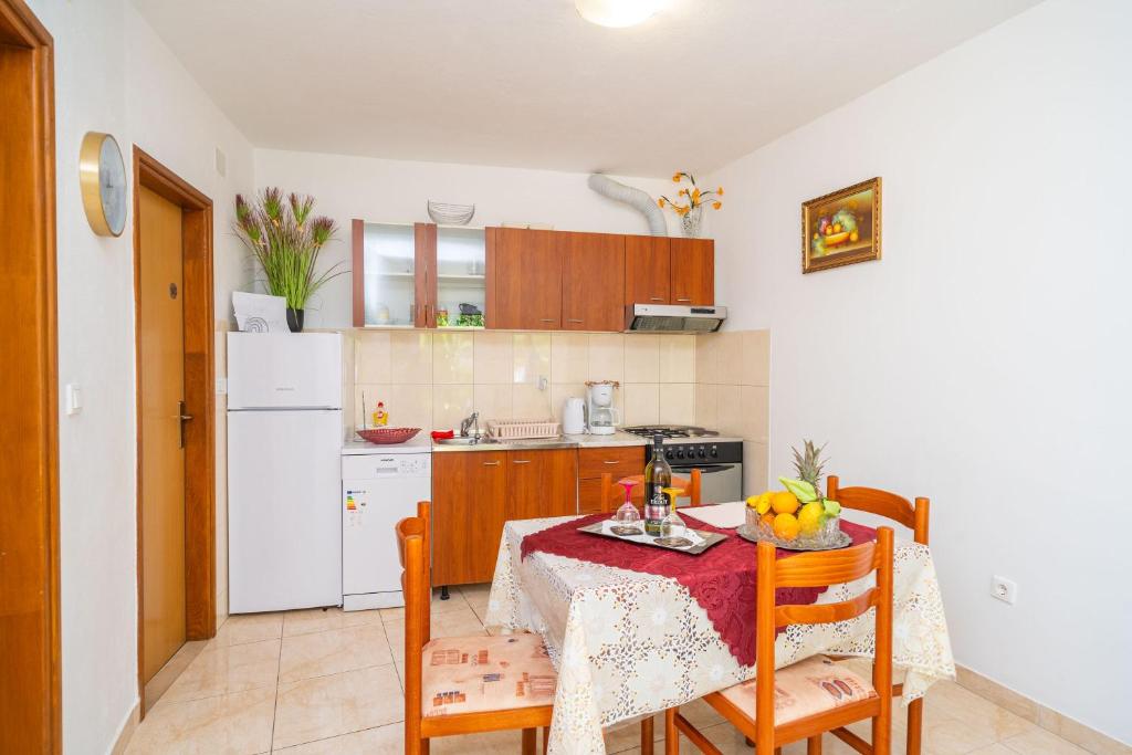 Kuchyňa alebo kuchynka v ubytovaní Apartments Zarac