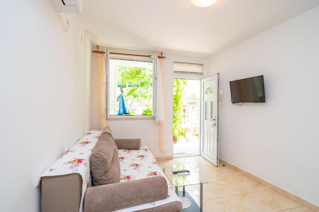 Televízia a/alebo spoločenská miestnosť v ubytovaní Apartments Zarac