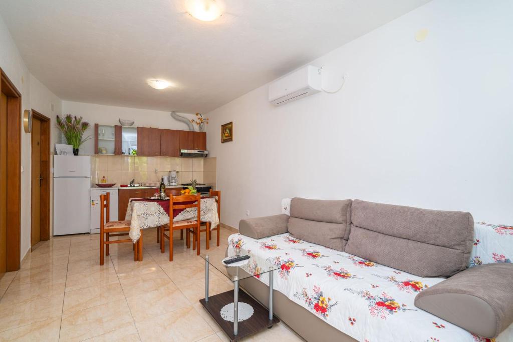 Kuchyňa alebo kuchynka v ubytovaní Apartments Zarac