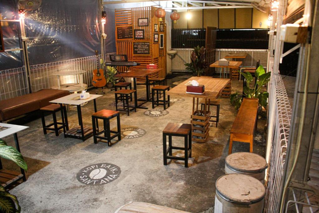 Restorāns vai citas vietas, kur ieturēt maltīti, naktsmītnē Capital O 2258 Santana Syariah Guest House
