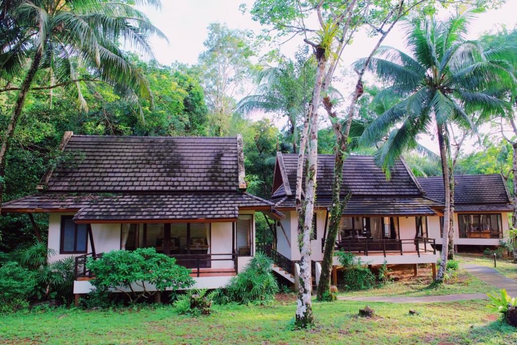 Zahrada ubytování Kooncharaburi Resort - Koh Chang