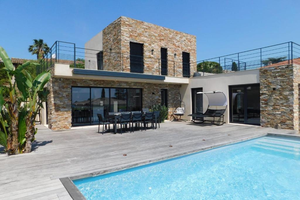 eine Villa mit einem Pool und einem Haus in der Unterkunft Stunning air-conditioned villa "Ronsard" with swimming pool in Saint-Aygulf