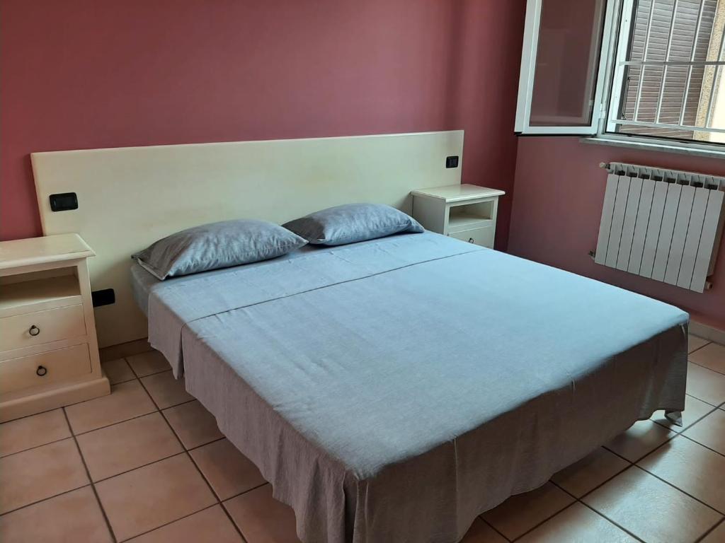 - une chambre avec un grand lit et 2 oreillers dans l'établissement San Quirico Locanda ristorante pizzeria, à Barbarasco