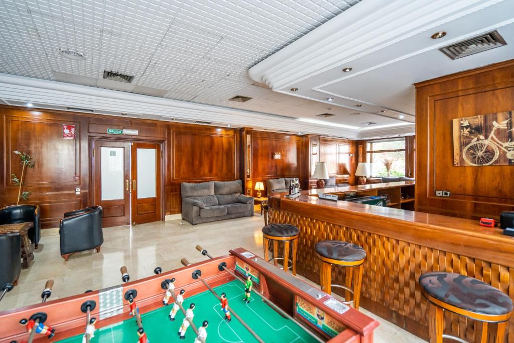Biliár nebo kulečník v ubytování Hotel Beleret