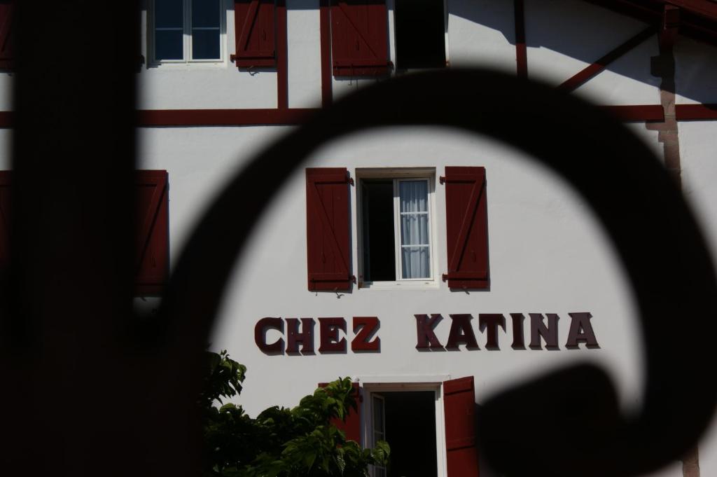 a building with a sign that reads chez kaito at Hotel Eskualduna Chez Katina in Saint-Martin-dʼArrossa