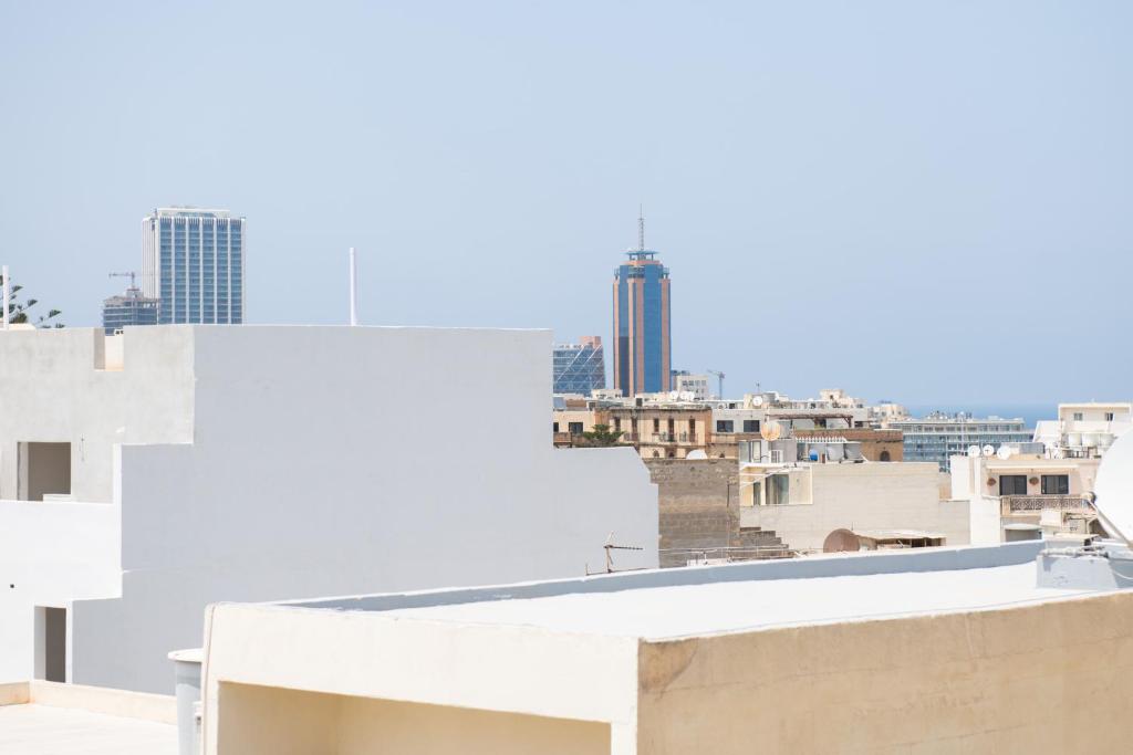 Nespecifikovaný výhled na destinaci Sliema nebo výhled na město při pohledu z penzionu