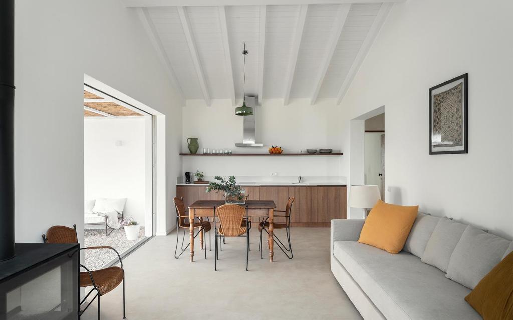 a living room with a couch and a table with chairs at Amaria in Aljezur