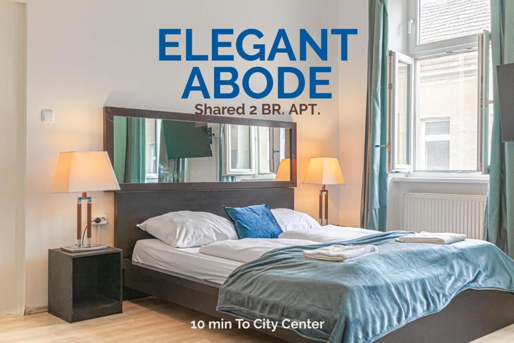 Schlafzimmer mit einem Bett mit einem Schild, das Elefanten-Süchtige liest in der Unterkunft Inviting 2BR shared Apt - centrally located in Wien